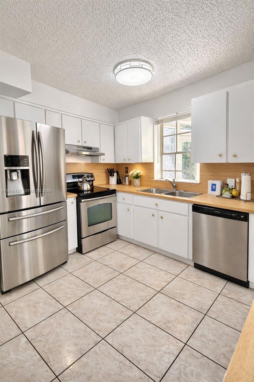 Beautiful 3-bedroom, 2-bathroom home featuring a large pool. Inside, a spacious extra room that can serve as a 4th bedroom, large backyard full of fruit trees with large covered patios, perfect for outdoor entertaining and relaxation.
Recent updates include a newer roof (2022), freshly painted exterior, newer AC, 5-year-old water heater, upgraded sprinkler system, and an updated guest bathroom. The driveways have been resurfaced for enhanced curb appeal.
Conveniently located near major highways, shopping, restaurants, schools, and churches, this home combines modern updates, abundant outdoor space, and excellent location ideal for families seeking a move-in-ready property with charm and functionality
Charming 3-bedroom, 2-bath home with a pool, an extra room that can serve as a 4th bedroom, large backyard designed for entertaining with covered patio