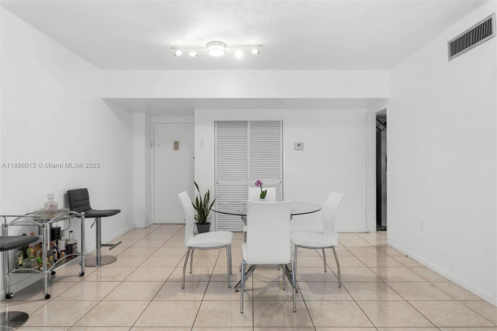 0HE CARRIAGE CLUB SOUTH C - Residential