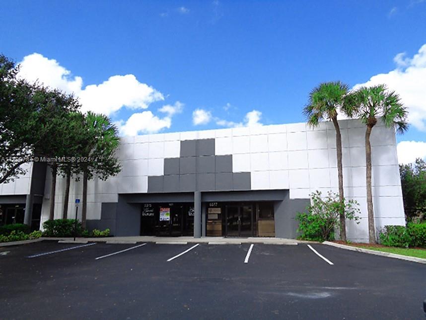 FOR LEASE – Office/warehouse with drive-in door available in Sunrise Commerce Park. The 3,198 +/- SQFT unit is about 70% office and 30% warehouse. Unit layout 3 private offices, open work area, a kitchenette, and 2 full restrooms including showers. Warehouse is fully under A/C and has 19’ ceiling height. Unit has frontage to Hiatus Rd and is near Commercial Blvd with easy access to major highways including Sawgrass Expressway, I-595, I-75, and Florida’s Turnpike.