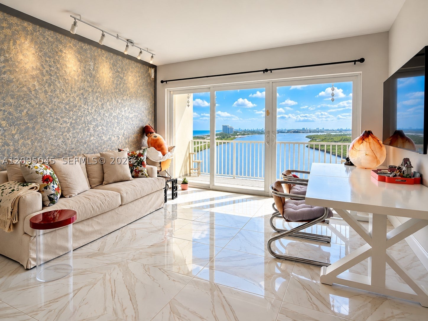 300 Bayview Dr 2014