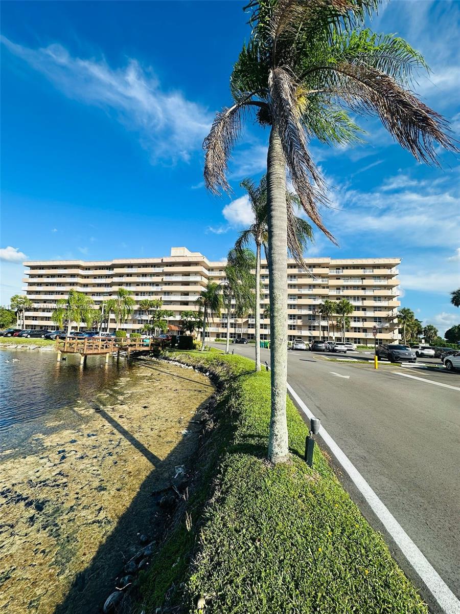 2/2 Apartment in great condition, impact windows, certified building, pool, tile floors, remodeled bathrooms and kitchen. Family-oriented community