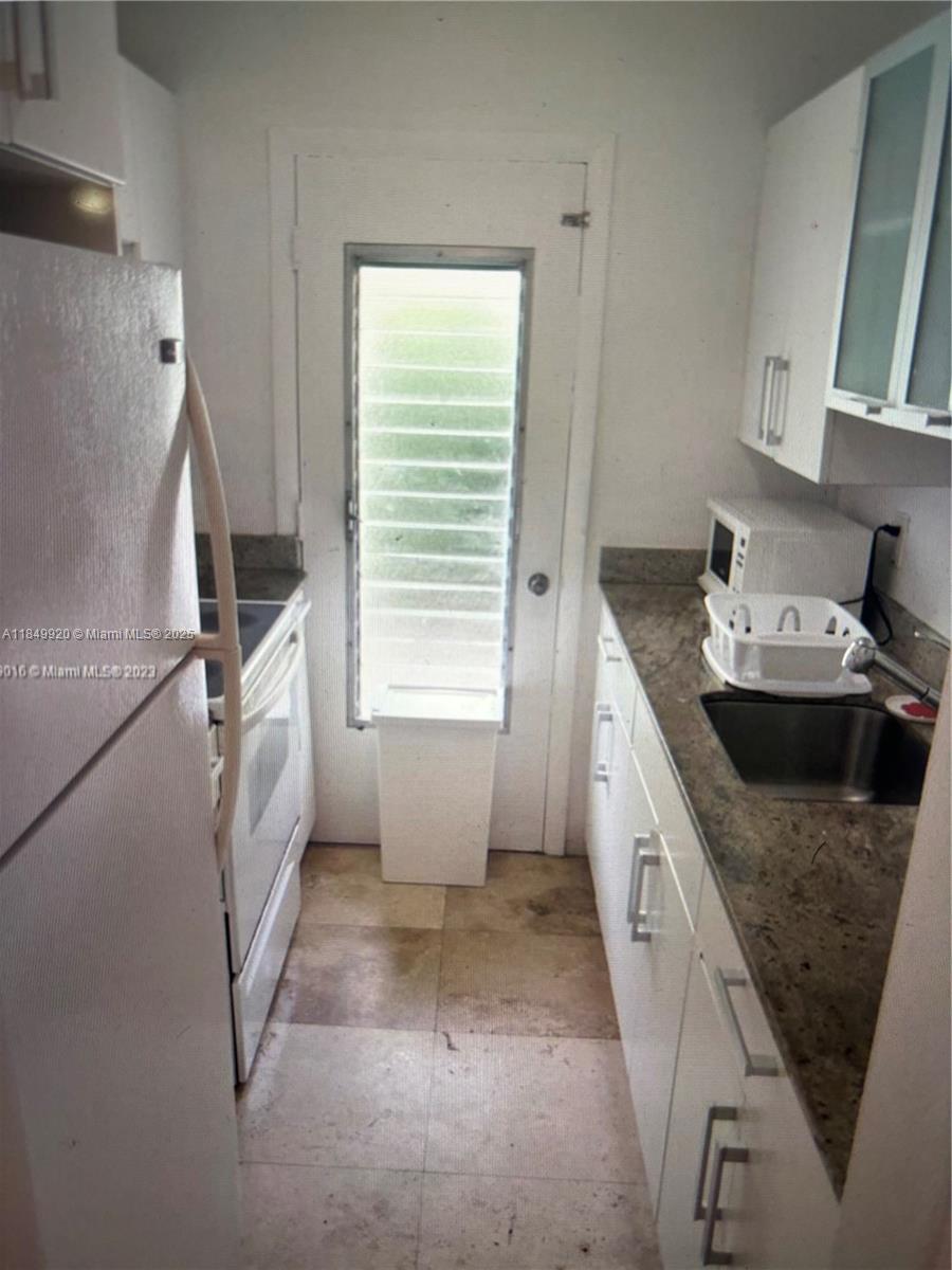 SUNRISE CLUB CONDO - Residential Lease