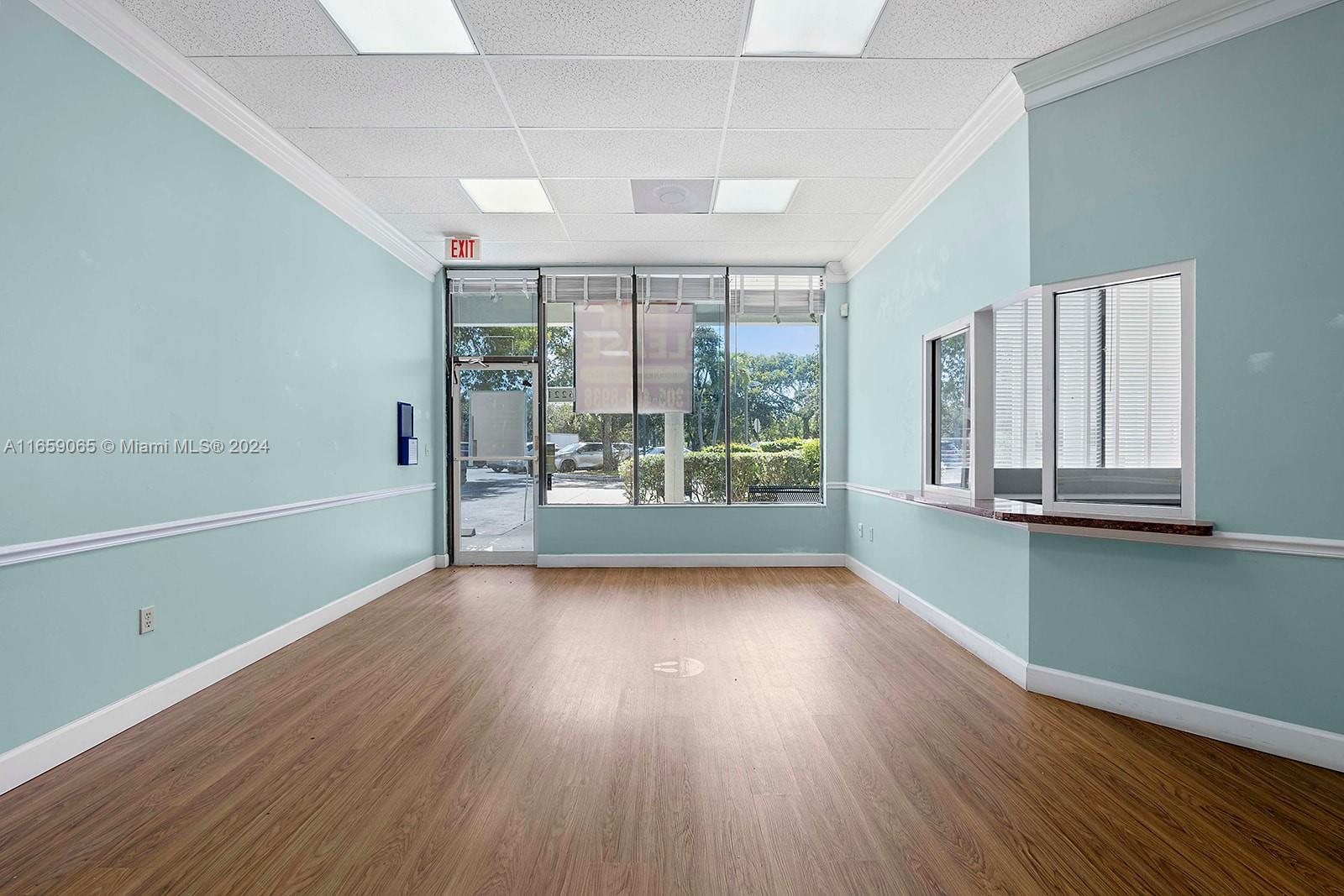 Proud to present an exceptional opportunity to lease creative spaces in one of the most popular corridors of Fort-Lauderdale. Located in a plaza directly on Federal Highway, these retail spaces give future tenants the ability for increased visibility, higher potential sales, brand awareness and convenience for their customers. The B1 -BLVD BUSINESS zoning of the plaza allows for new and innovative businesses to continue to flourish in the famous Fort Lauderdale Market.