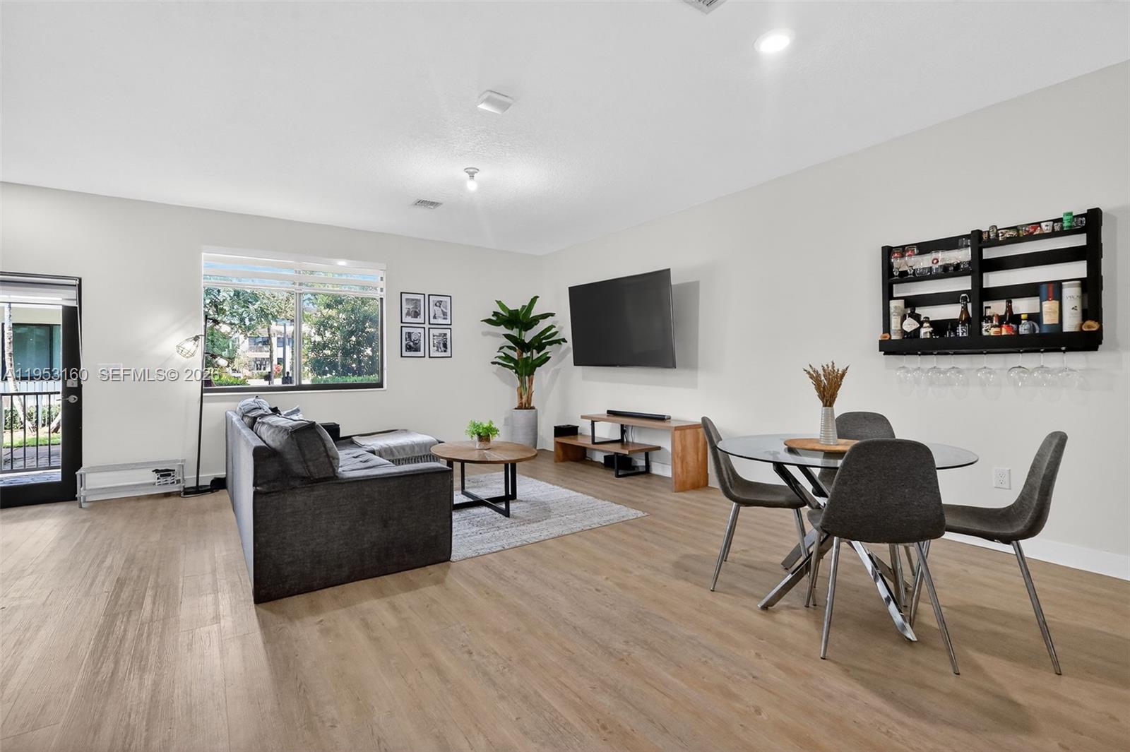 DOWNTOWN DORAL SOUTH PHAS - Residential