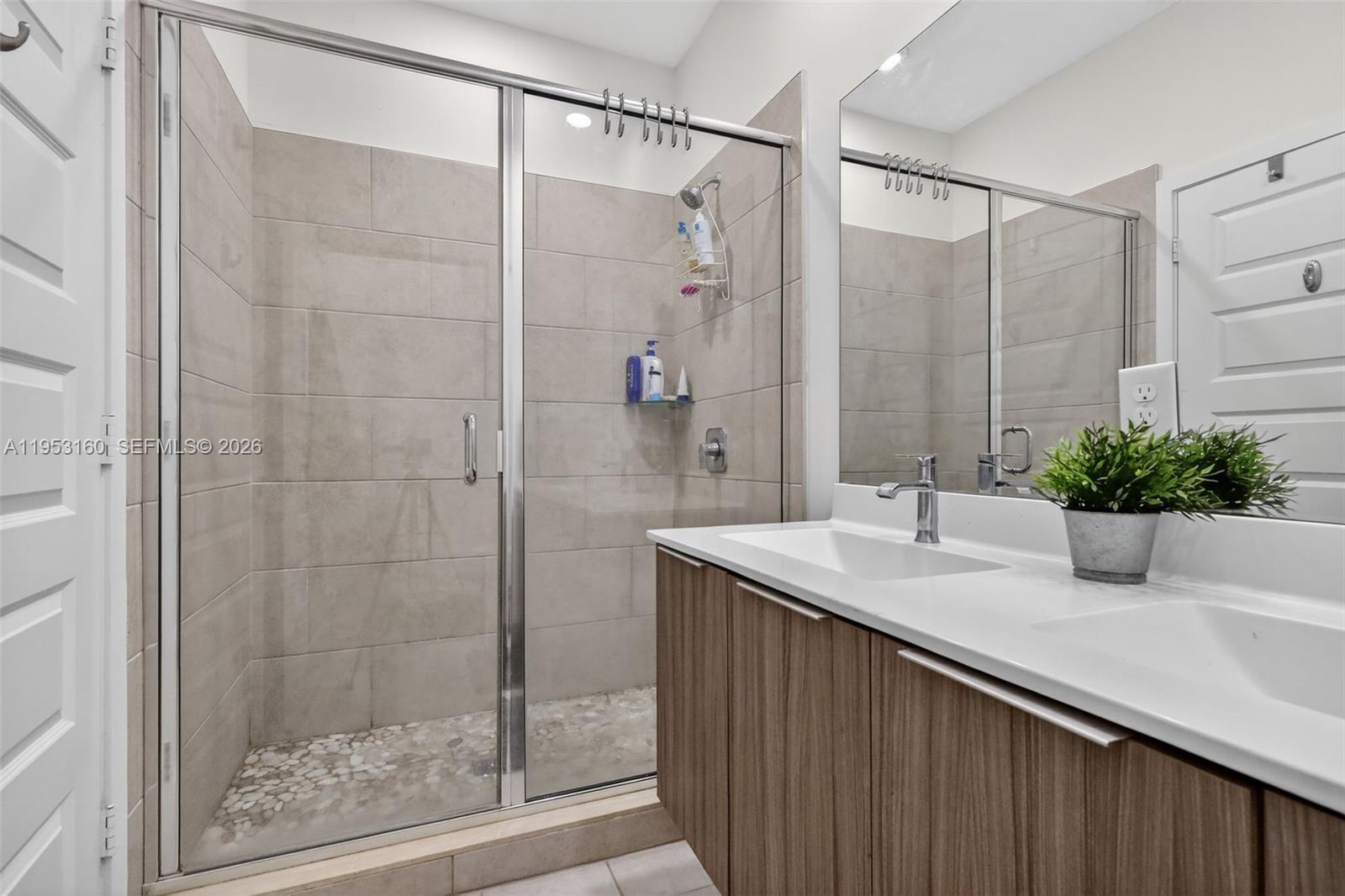 DOWNTOWN DORAL SOUTH PHAS - Residential