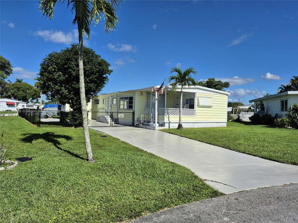 Photo of 8397 SW 21st Ct, Davie, FL 33324 (MLS # A11897908)