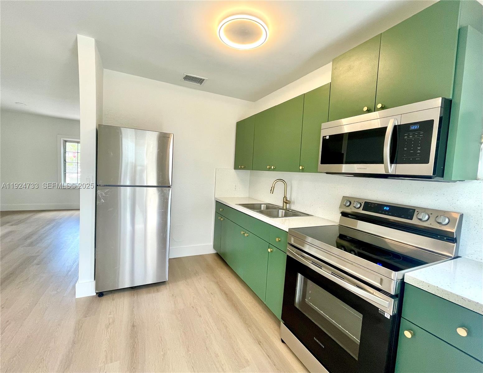 NORTH SHORE HEIGHTS - Residential Lease