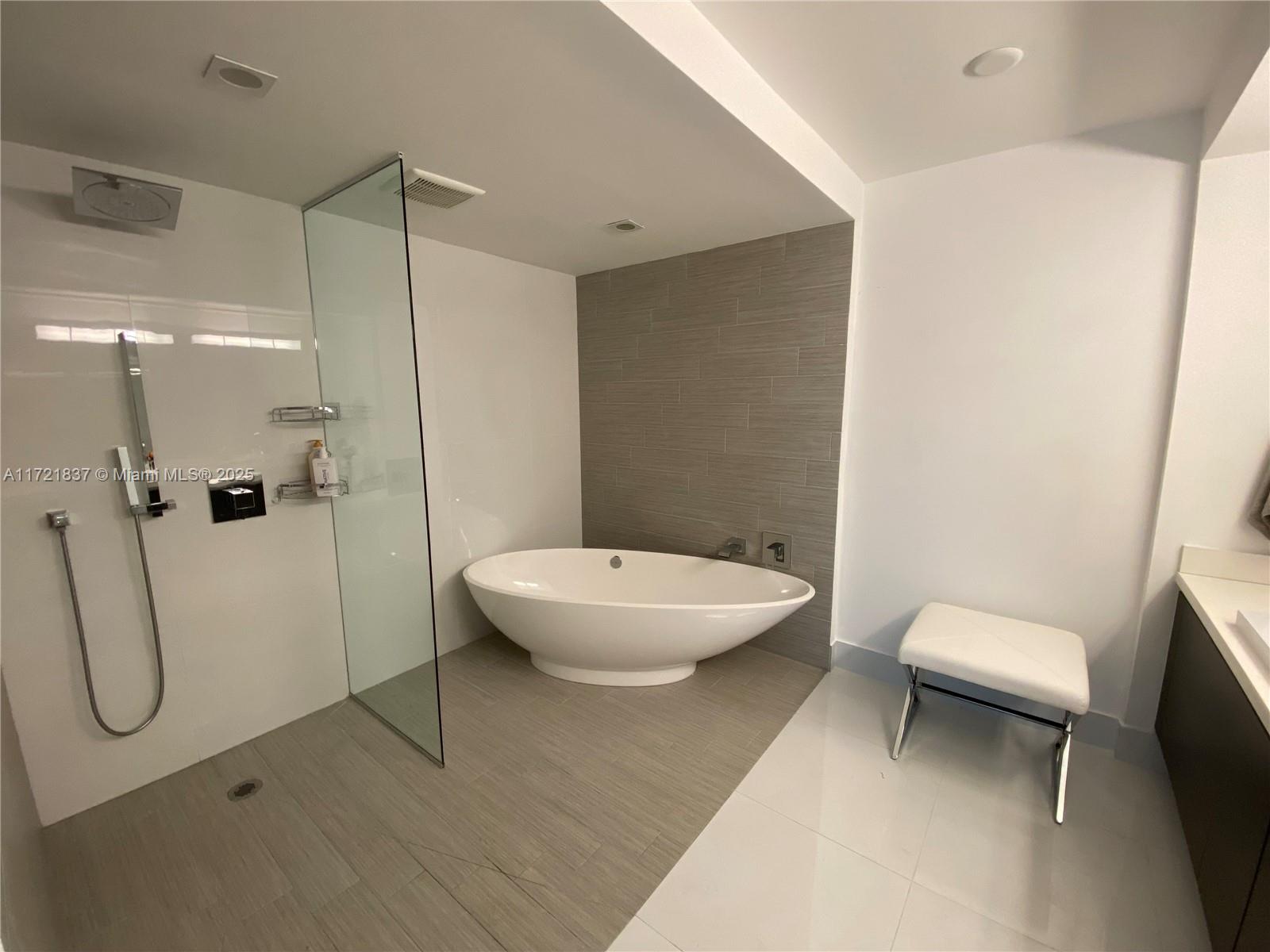 PARQUE TOWERS CONDO - Residential Lease