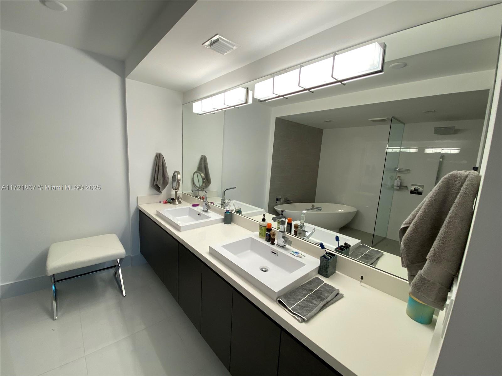 PARQUE TOWERS CONDO - Residential Lease