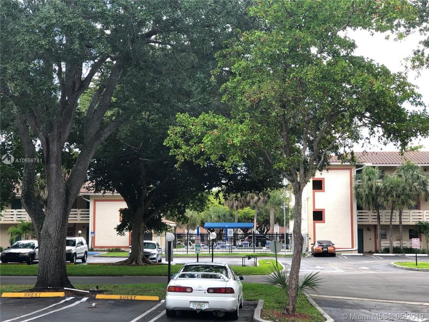 Lovely and Centrally Located in desirable Coral Springs, Great Schools, 2 bed/ de bath condo, minutes from schools, shopping, restaurants, the Sawgrass Expressway.  Freshly painted, tile throughout.  Washer and Dryer in unit. Community Pool.

Association requires minimun credit score of 620.




ASSOCIATION REQUIRES A MINIMUM CREDIT SCORE OF 620,