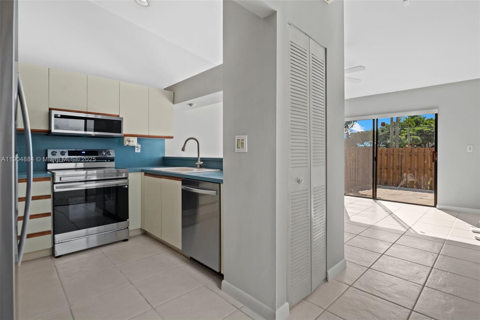 THE MOORS TOWNHOUSES - Residential Lease