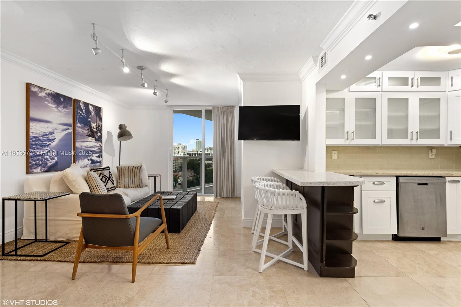 2401 Collins Ave 909