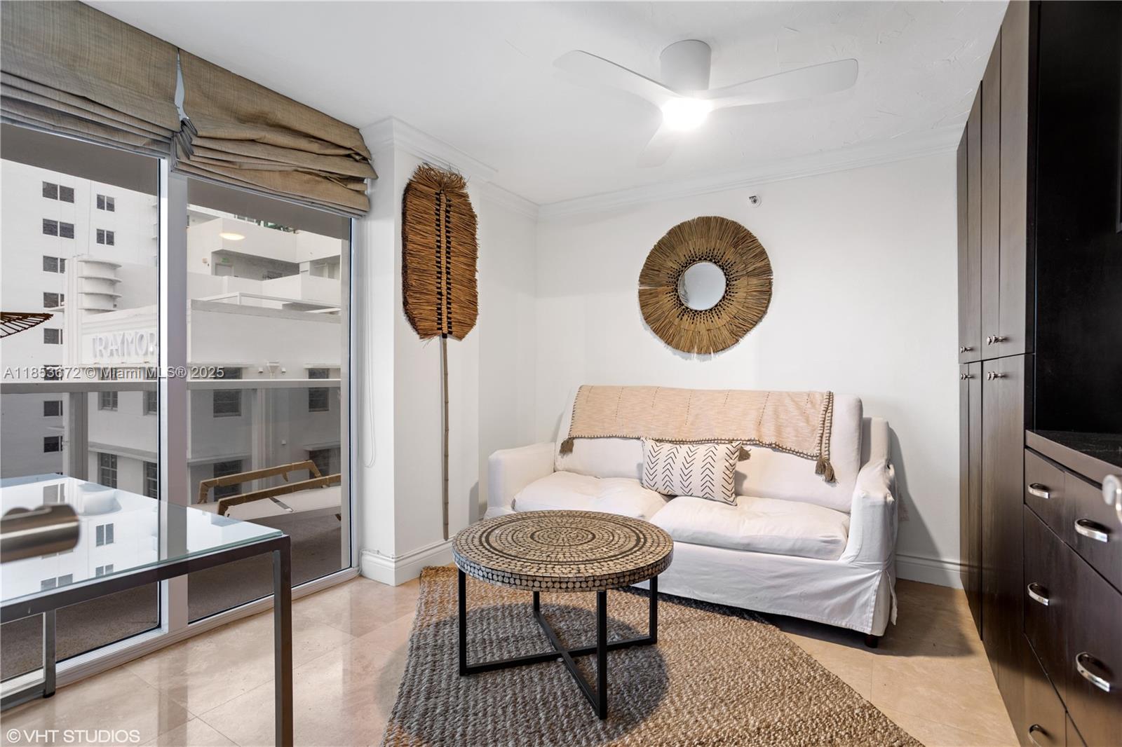2401 Collins Ave 909