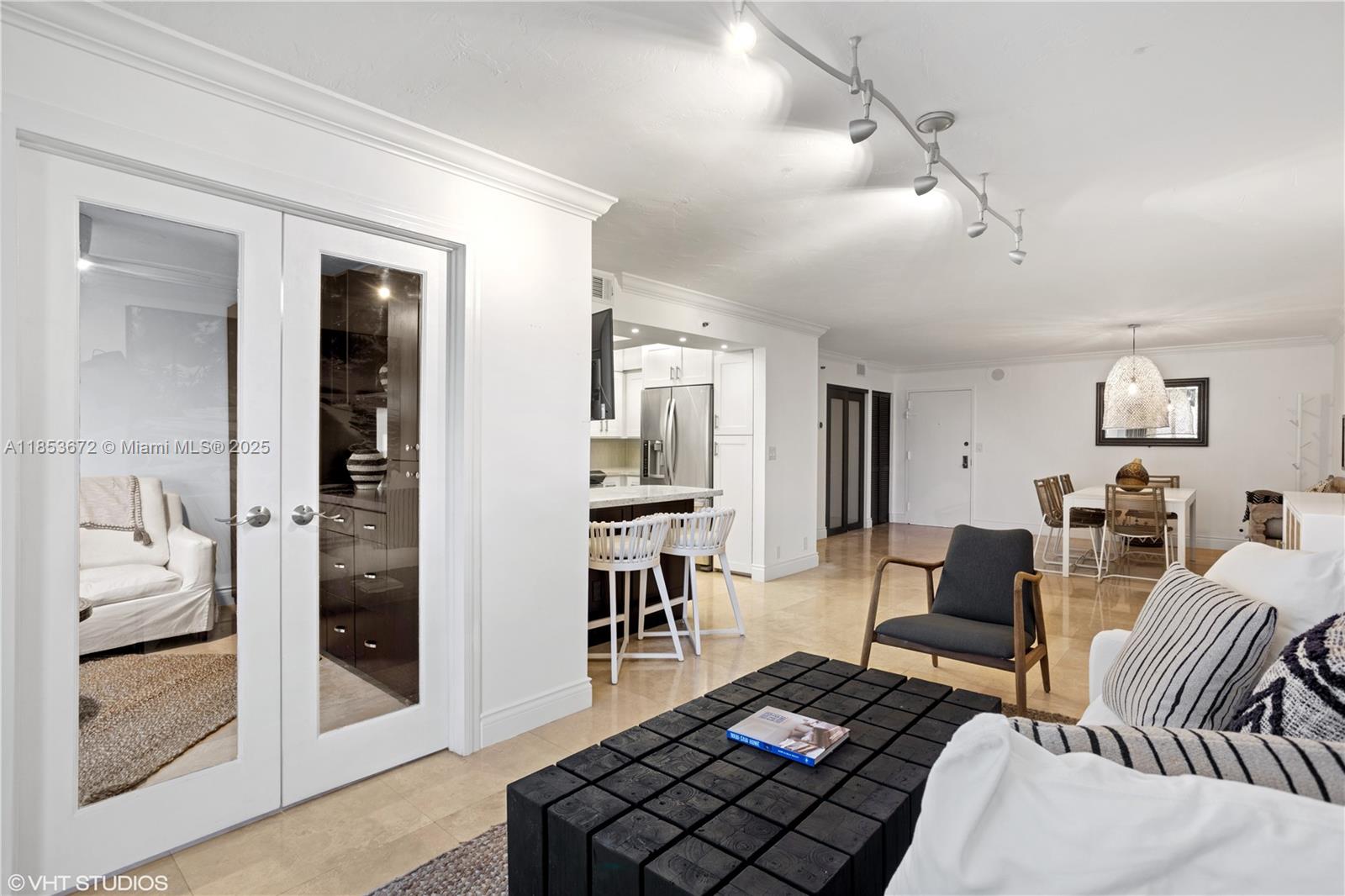 2401 Collins Ave 909