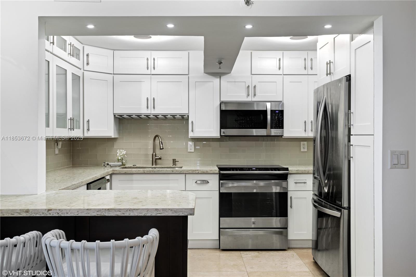 2401 Collins Ave 909