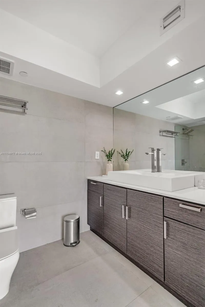 Miami Beach, Florida 33140, United States, 2 Bedrooms Bedrooms, ,2 BathroomsBathrooms,Residential,Active,85838