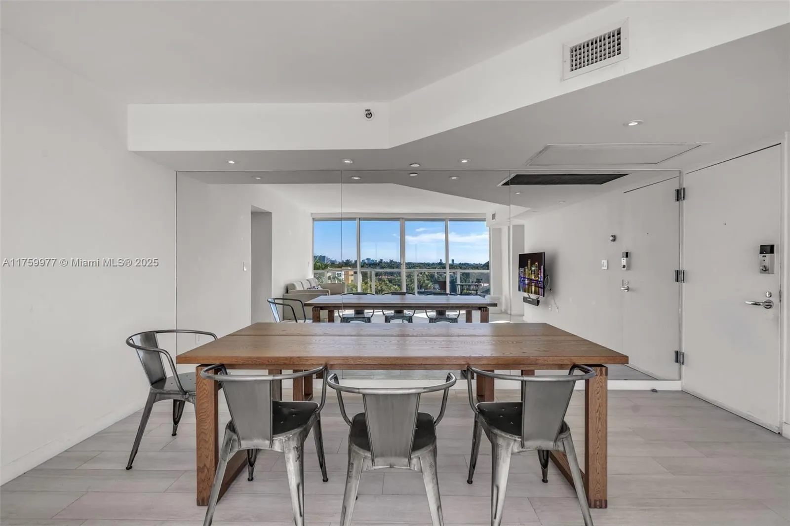 Miami Beach, Florida 33140, United States, 2 Bedrooms Bedrooms, ,2 BathroomsBathrooms,Residential,Active,85838