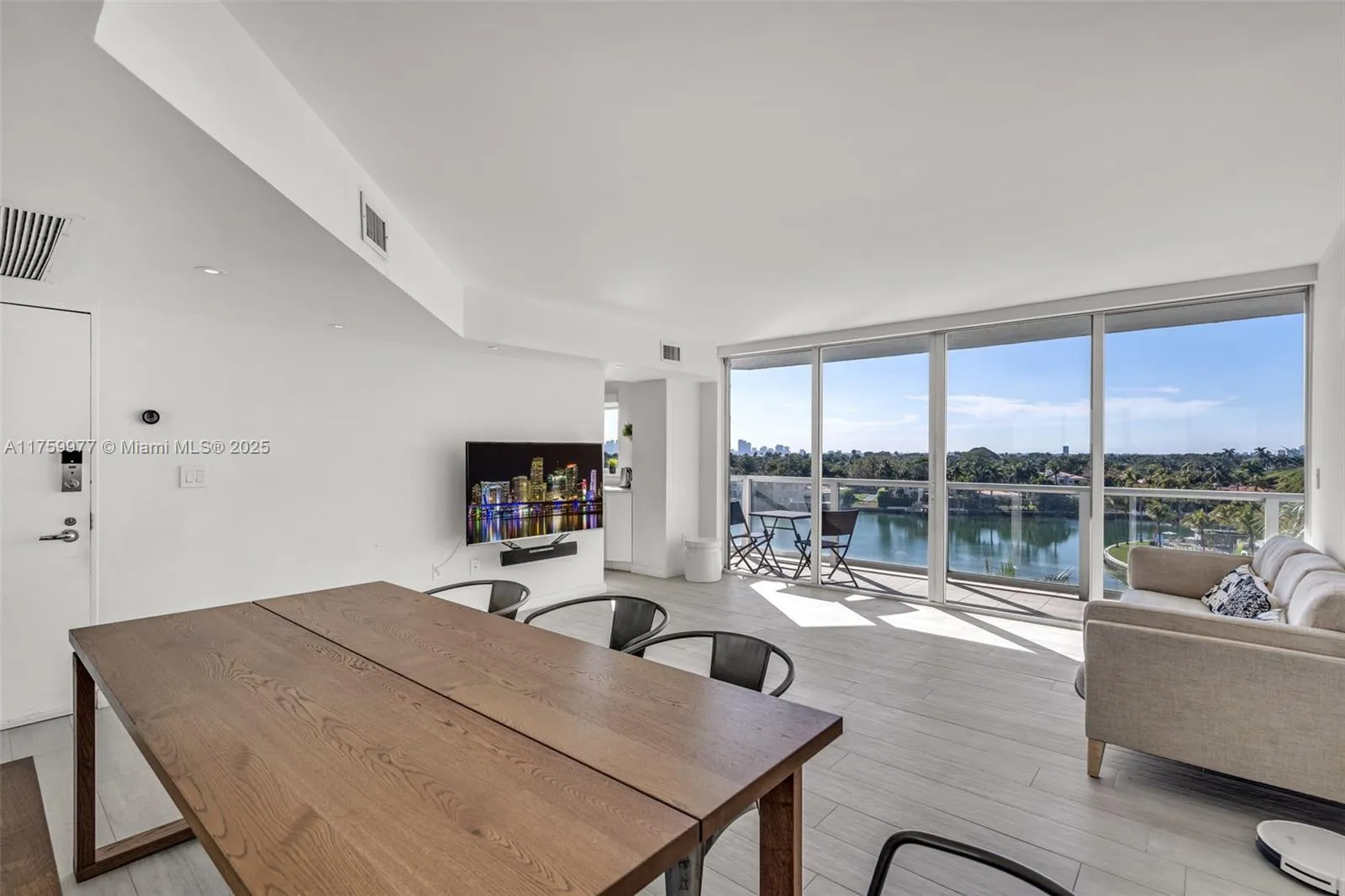 Miami Beach, Florida 33140, United States, 2 Bedrooms Bedrooms, ,2 BathroomsBathrooms,Residential,Active,85838