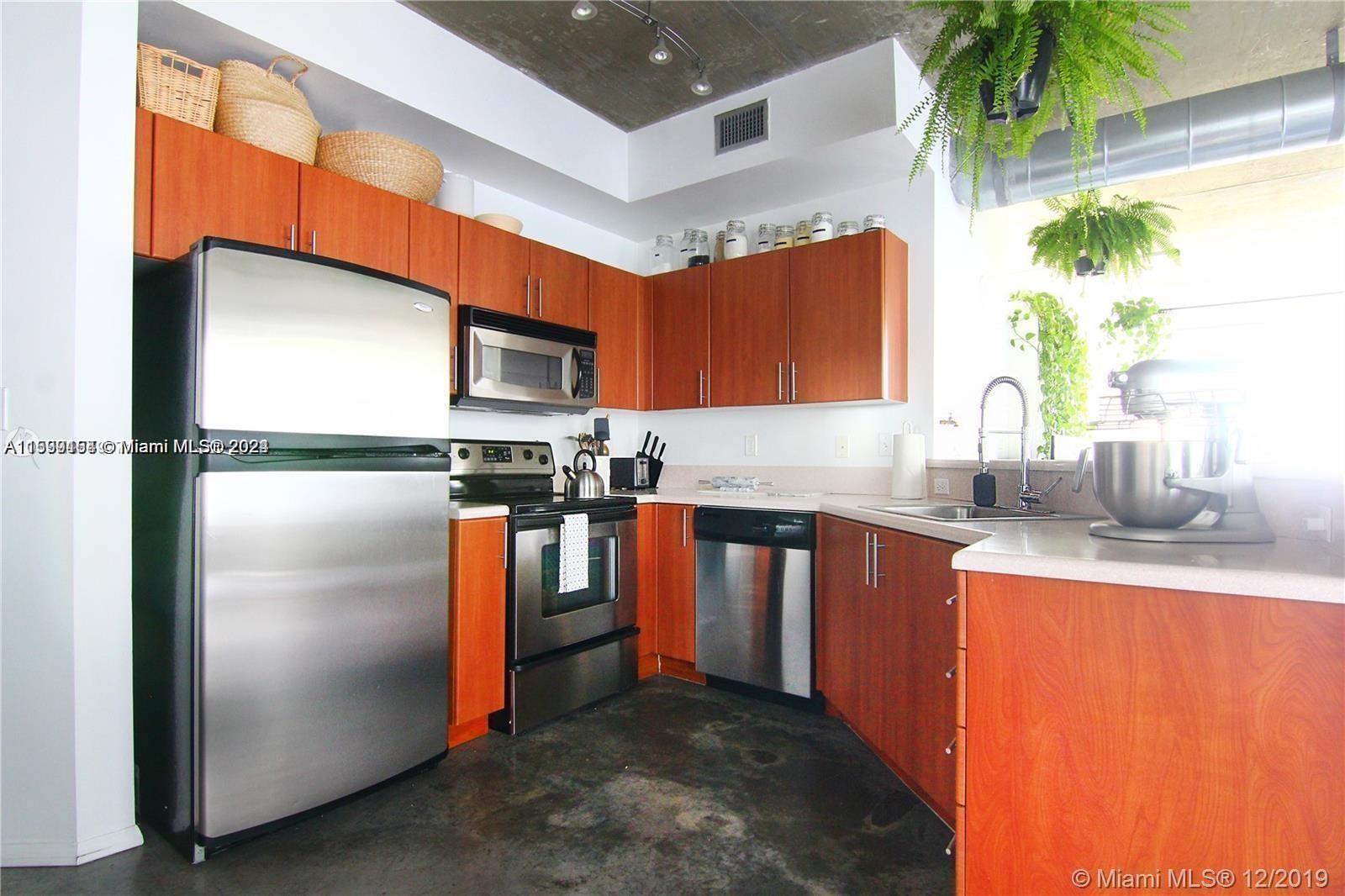 1 BIG SPACE OPEN PLAN MIDTOWN LOFT STYLE APARTMENT WITHOUT DIVIDING BEDROOM WALLS WITH A
GREAT VIEW. VERY SPACIOUS 965 SQ FT! WASHER AND DRYER IN UNIT!!! BEAUTIFUL APARTMENT IN MIDTOWN AREA. GREAT LOCATION!
EXERCISE ROOM ON SITE AND SWIMMING POOL.
WALKING DISTANCE FROM RESTAURANTS, STORES, AND MANY GREAT RETAIL STORES. TONS OF LIGHT!!! MUST
SEE!!! 2 ASSIGNED PARKING SPACES
