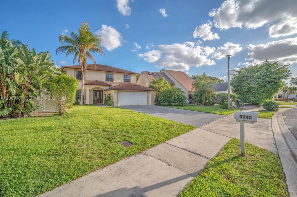 Photo of 5040 W Willow Pond Rd W, West Palm Beach, FL 33417 (MLS # A12009187)