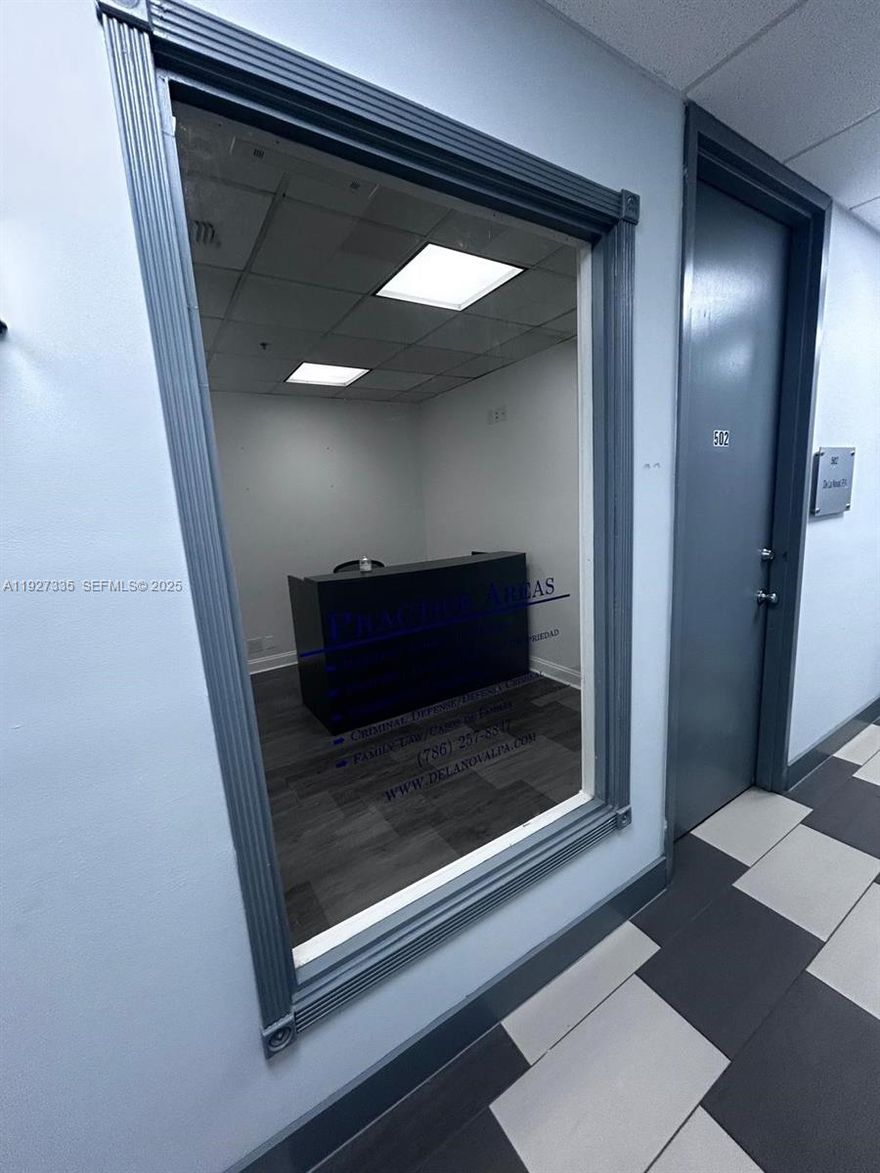 NICE OFFICE SPACE FOR RENT! LIGHT INCLUDED PLENTY OF PARKING, 24 HOUR ACCESS TO THE BUILDING.