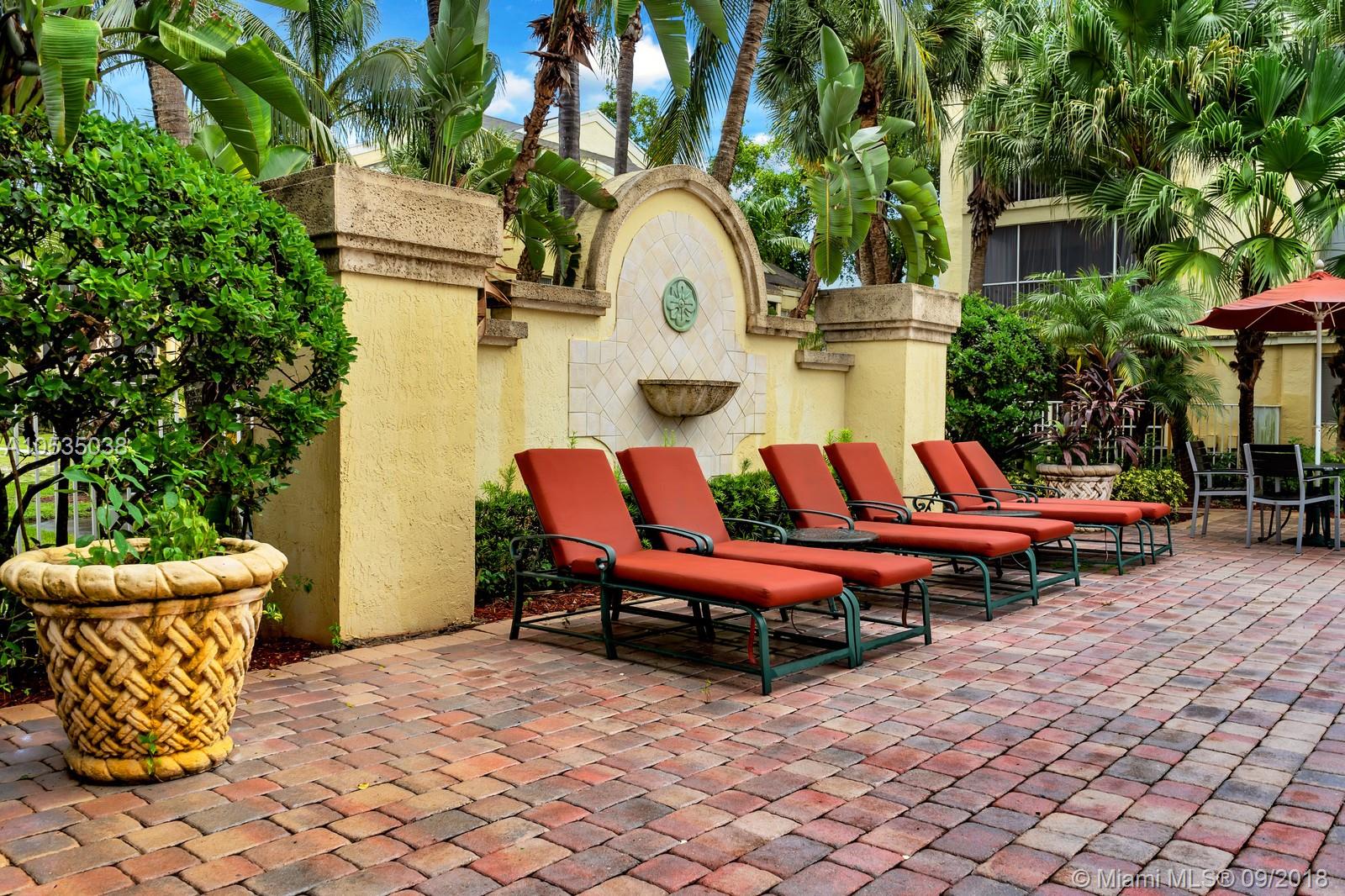 LEXINGTON ON THE GREEN CO - Residential