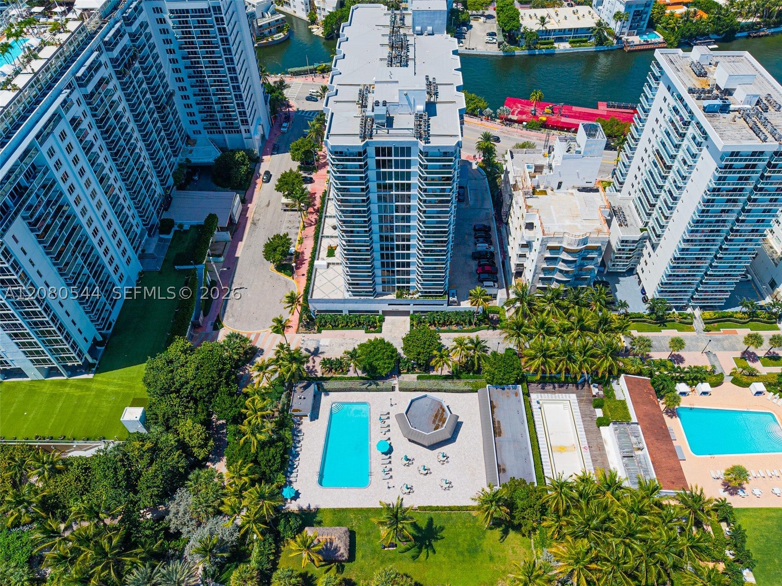2401 Collins Ave 712