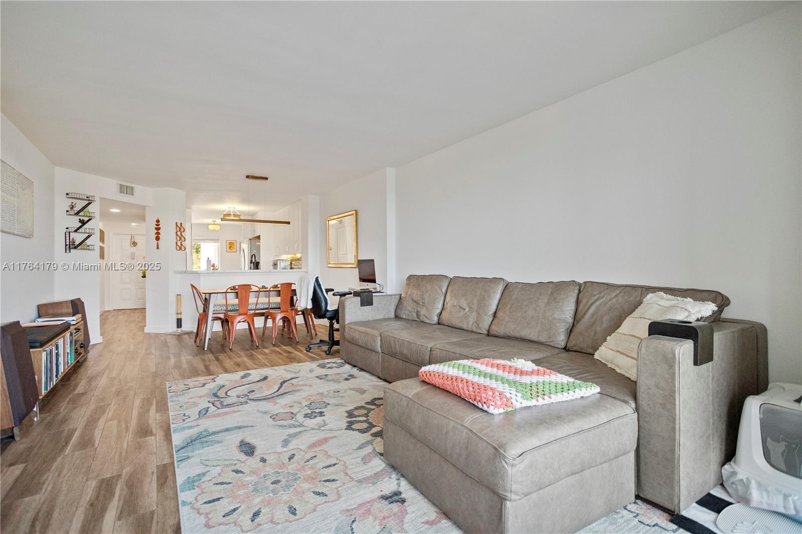 TRENT CONDOMINIUM E - Residential