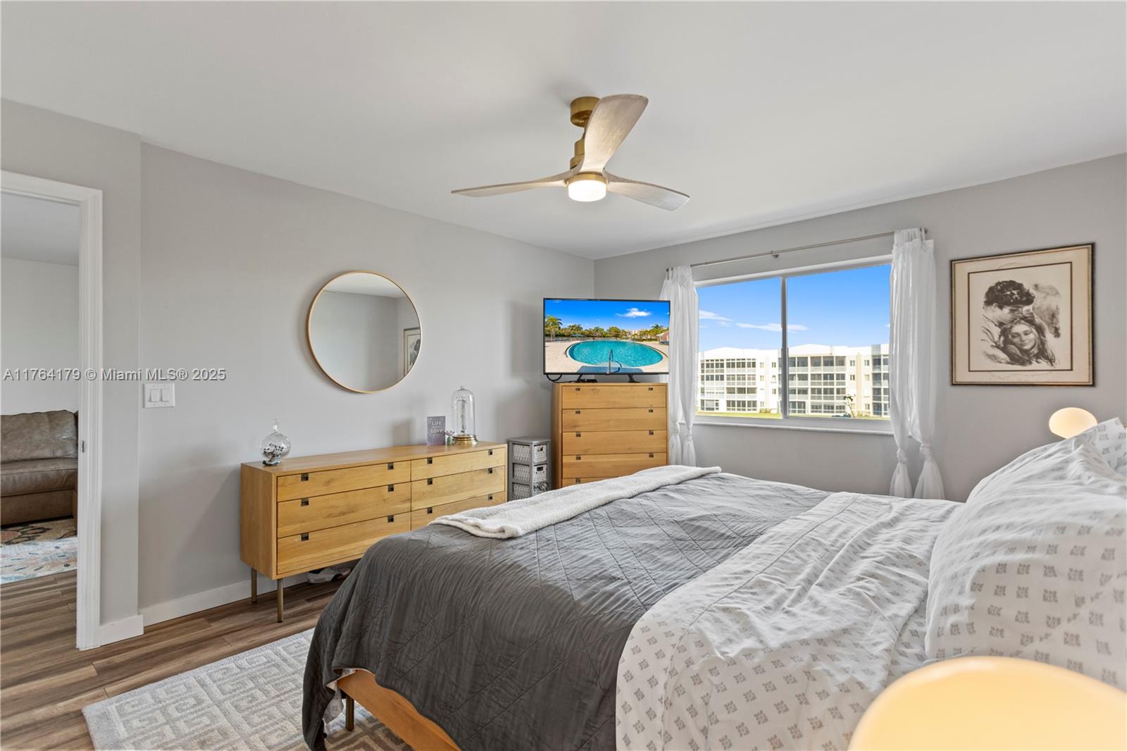 TRENT CONDOMINIUM E - Residential