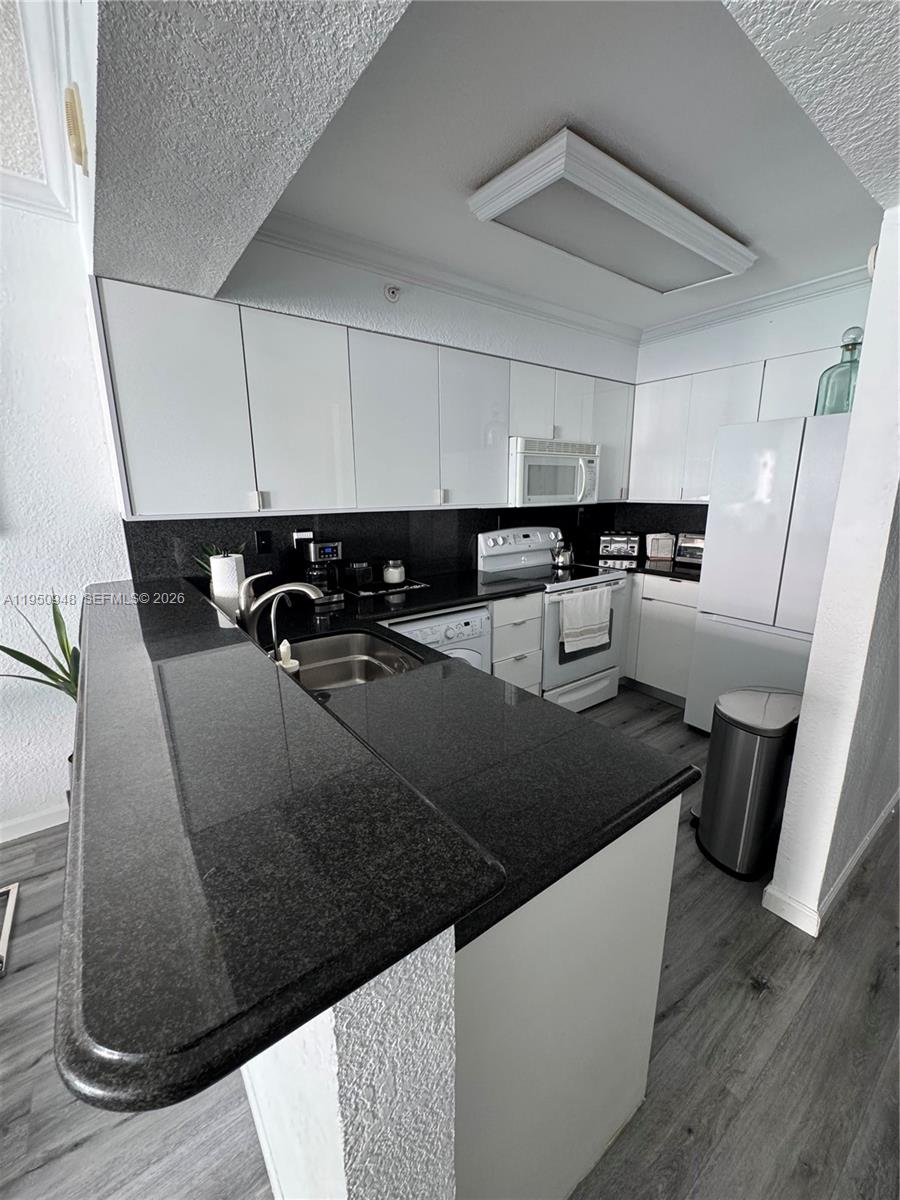 WAVE CONDO - Residential Lease