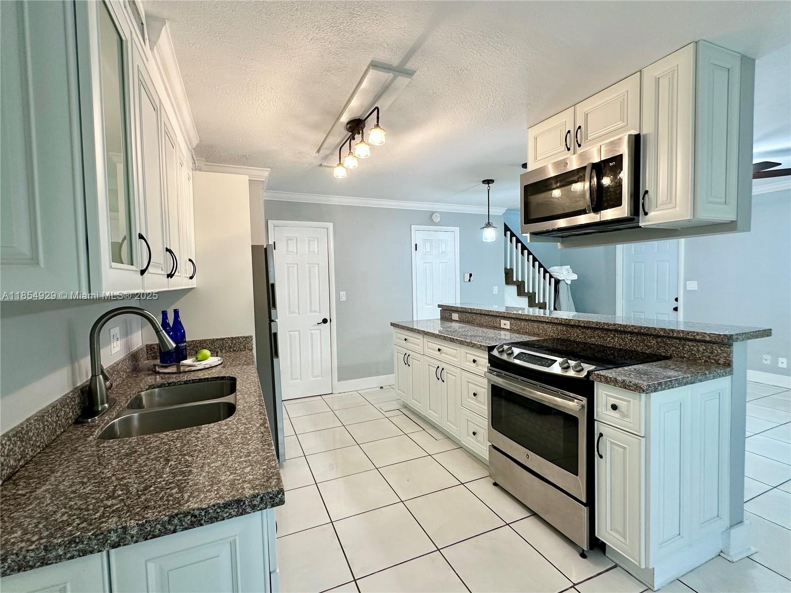 PINEBROOKE CONDO R - Residential Lease