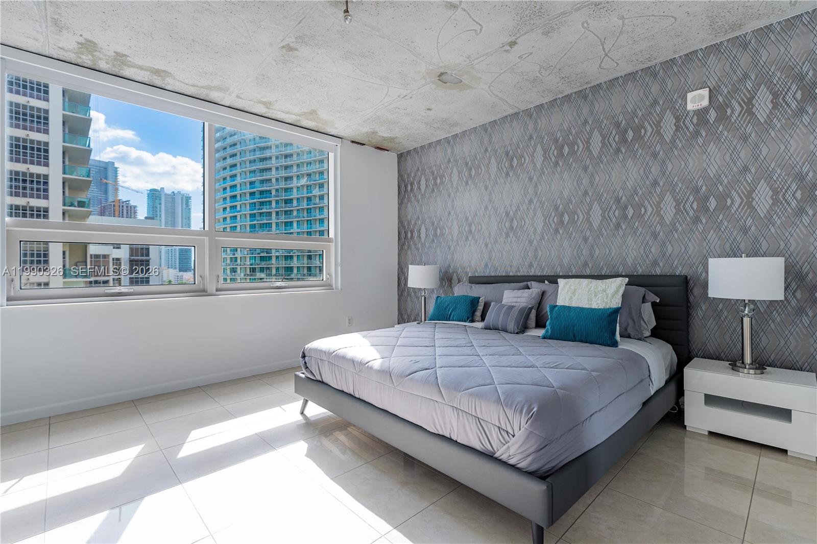 MIDBLOCK MIAMI CONDO - Residential Lease