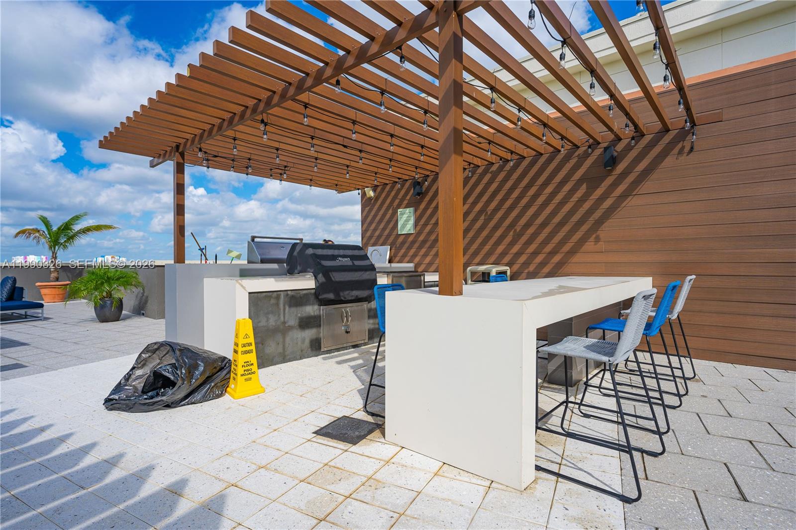 MIDBLOCK MIAMI CONDO - Residential Lease