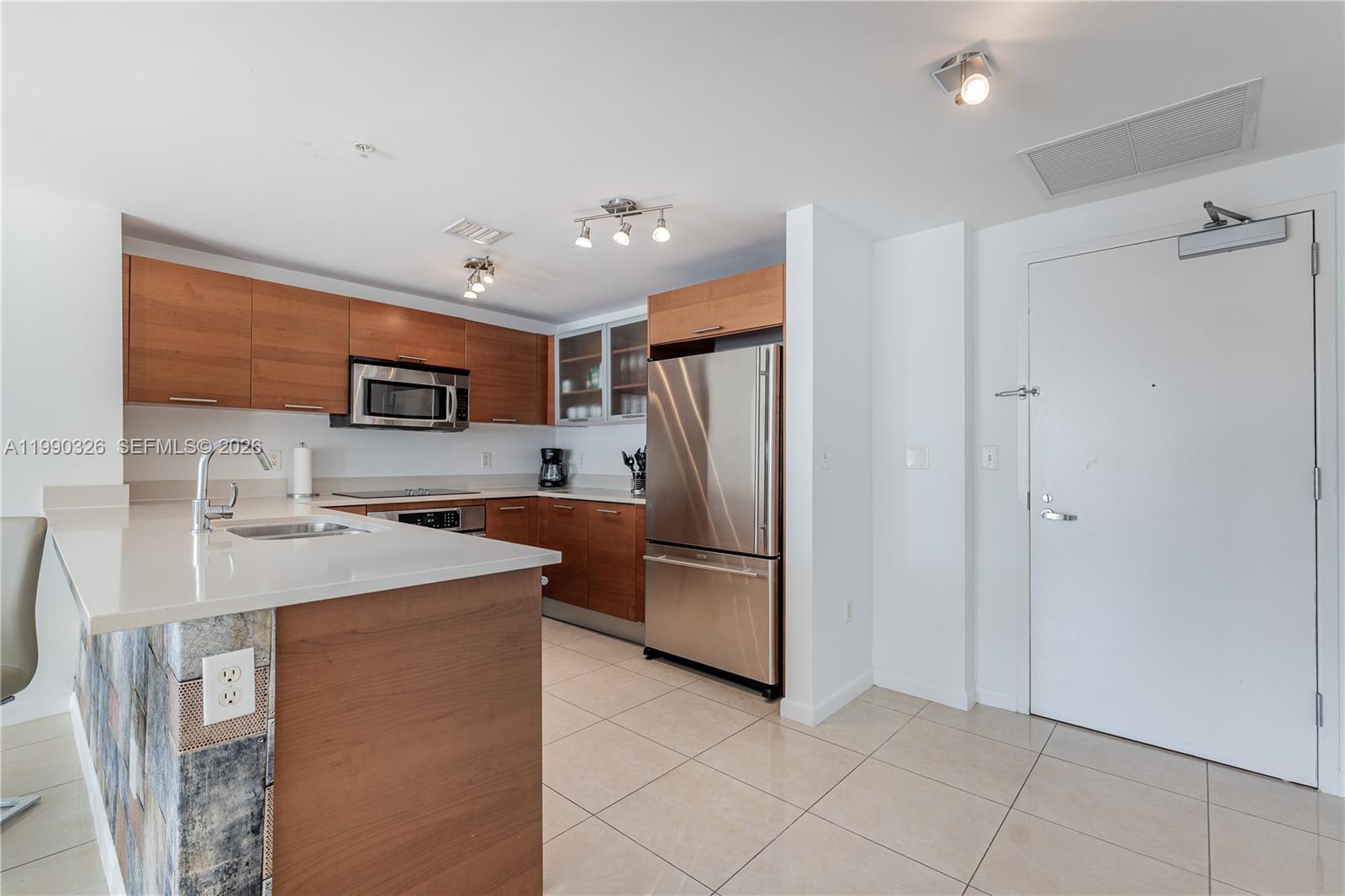 MIDBLOCK MIAMI CONDO - Residential Lease