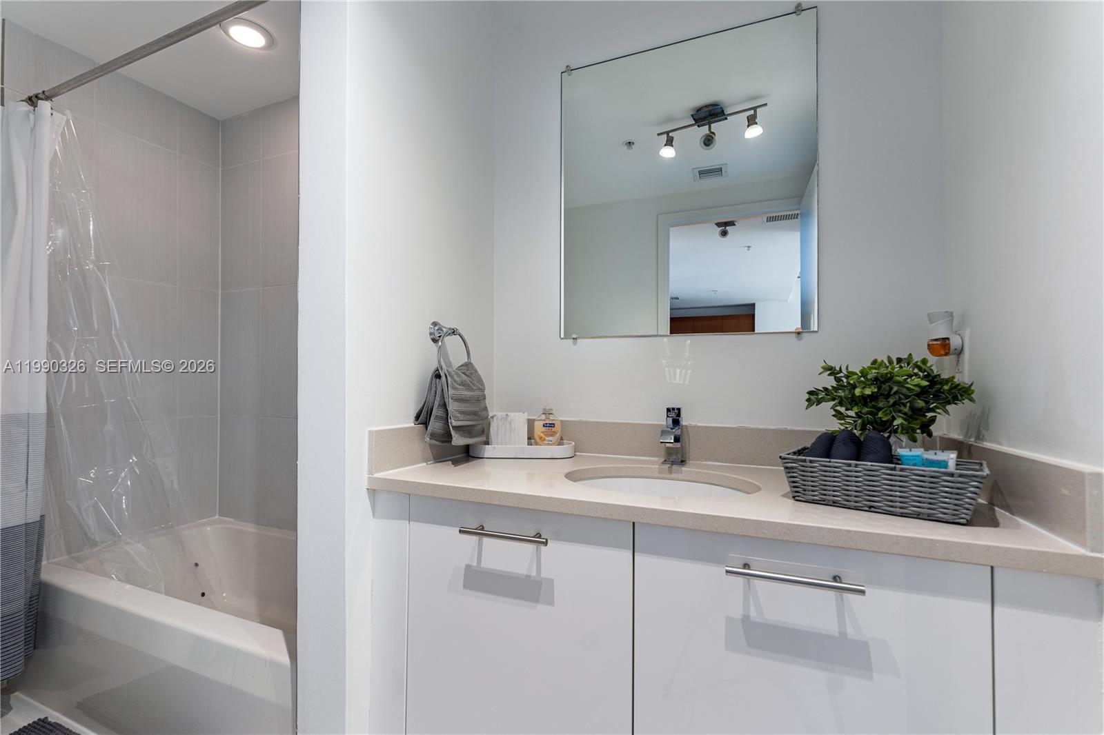 MIDBLOCK MIAMI CONDO - Residential Lease