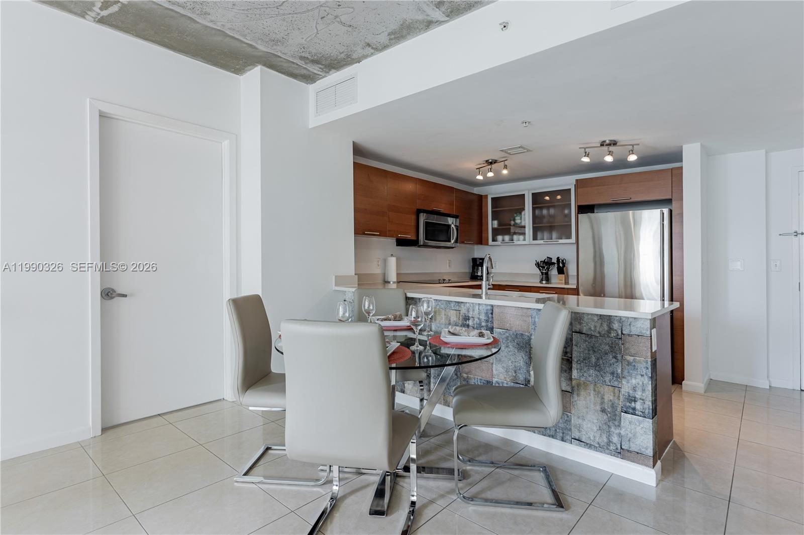 MIDBLOCK MIAMI CONDO - Residential Lease