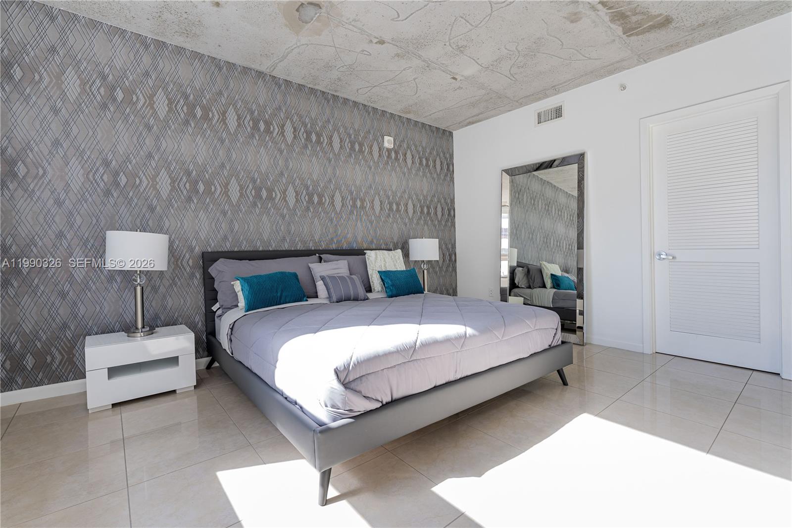 MIDBLOCK MIAMI CONDO - Residential Lease