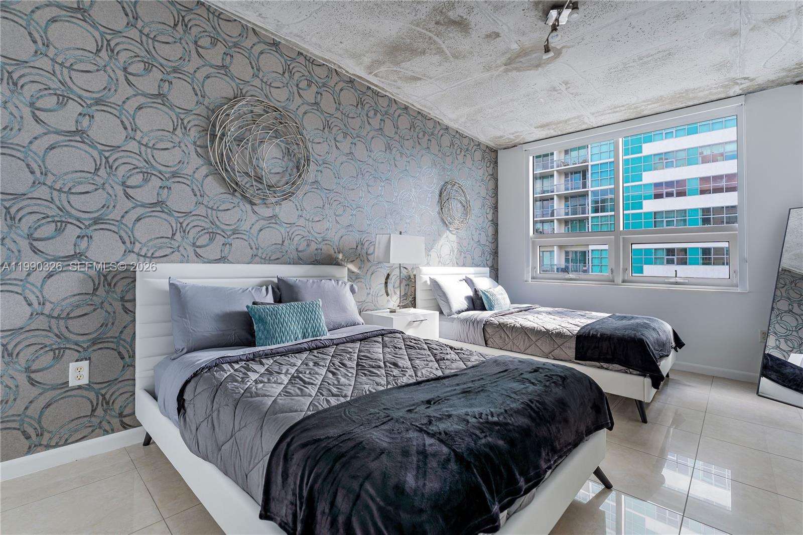 MIDBLOCK MIAMI CONDO - Residential Lease