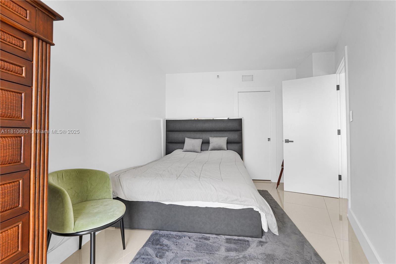 1000 Williams Island - Residential