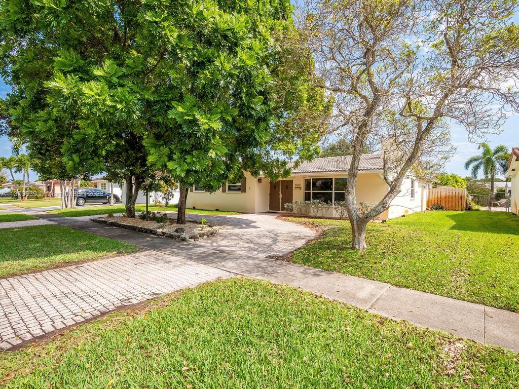 Photo of 5300 Garfield St, Hollywood, FL 33021 (MLS # A11370639)