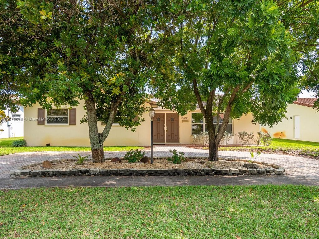 Photo of 5300 Garfield St, Hollywood, FL 33021 (MLS # A11370639)