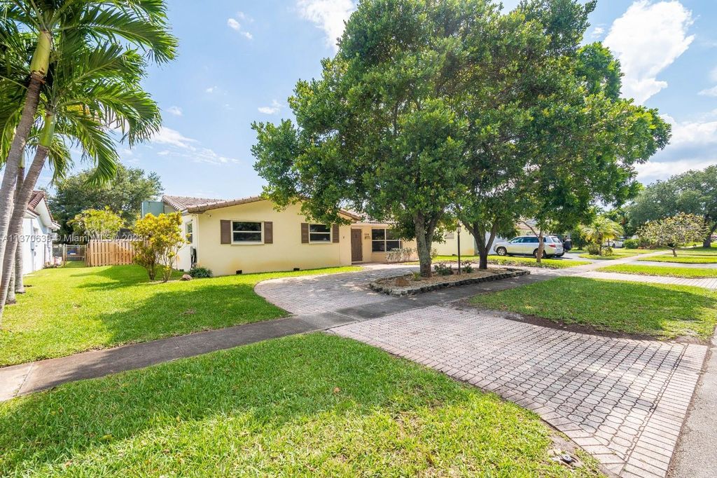 Photo of 5300 Garfield St, Hollywood, FL 33021 (MLS # A11370639)