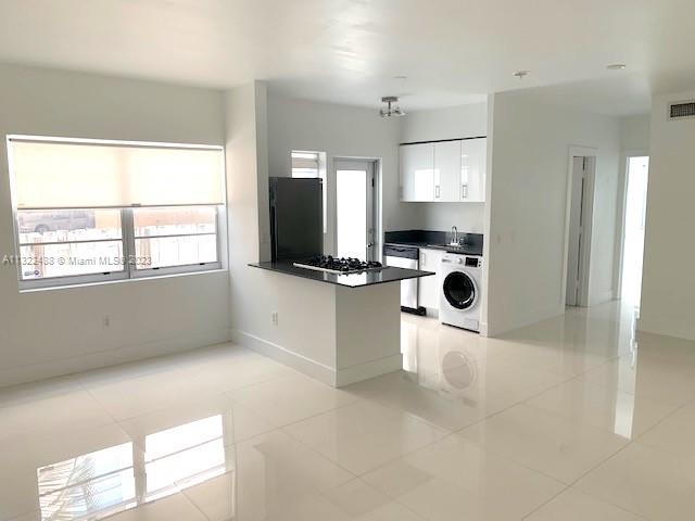 Nice updated and bright 1 Bd/1 Bt Apartment in the heart of Sobe. Perfect location right behind Lincoln Rd and walking distance to the beach. Glass tiles, stainless steel appliances. Washer-dryer combo in the unit. Available from Now. Only Long Term.