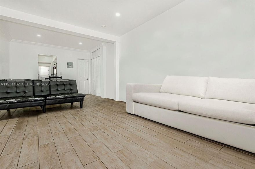 GREAT UPDATED UNIT IN THE COVETED AREA OF SOUTH BEACH! AMPLE STUDIO IN THE HEART OF THE ACTION. BEAUTIFUL WOOD TILE FLOOR AND FULL KITCHEN. ONE ASSIGNED PARKING SPOT AND LAUNDRY FACILITIES ON PROPERTY. FANTASTIC LOCATION JUST SHORT BLOCKS FROM THE OCEAN & NIGHTLIFE.