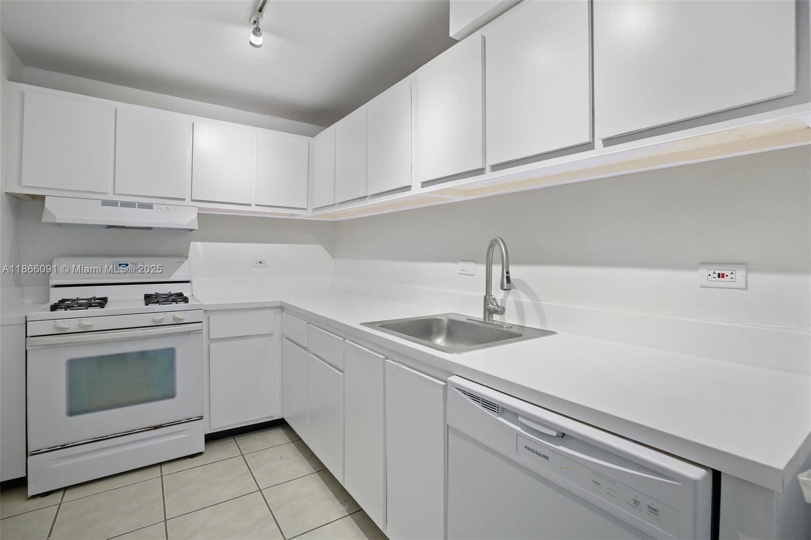 DADELAND GROVE CONDO - Residential