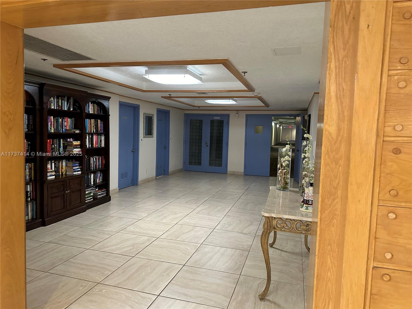 COUNTRY CLUB APTS AT - Residential