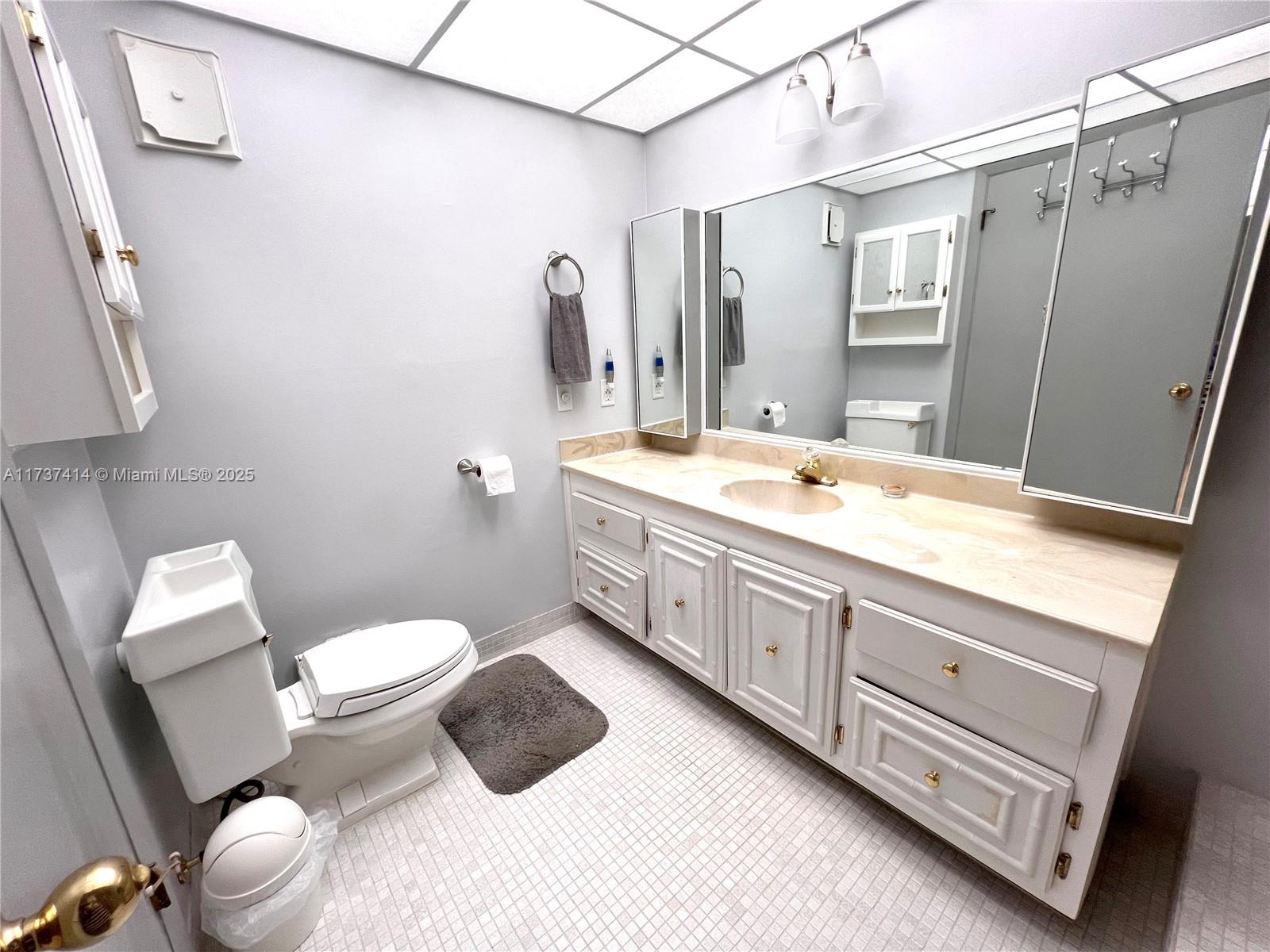 COUNTRY CLUB APTS AT - Residential
