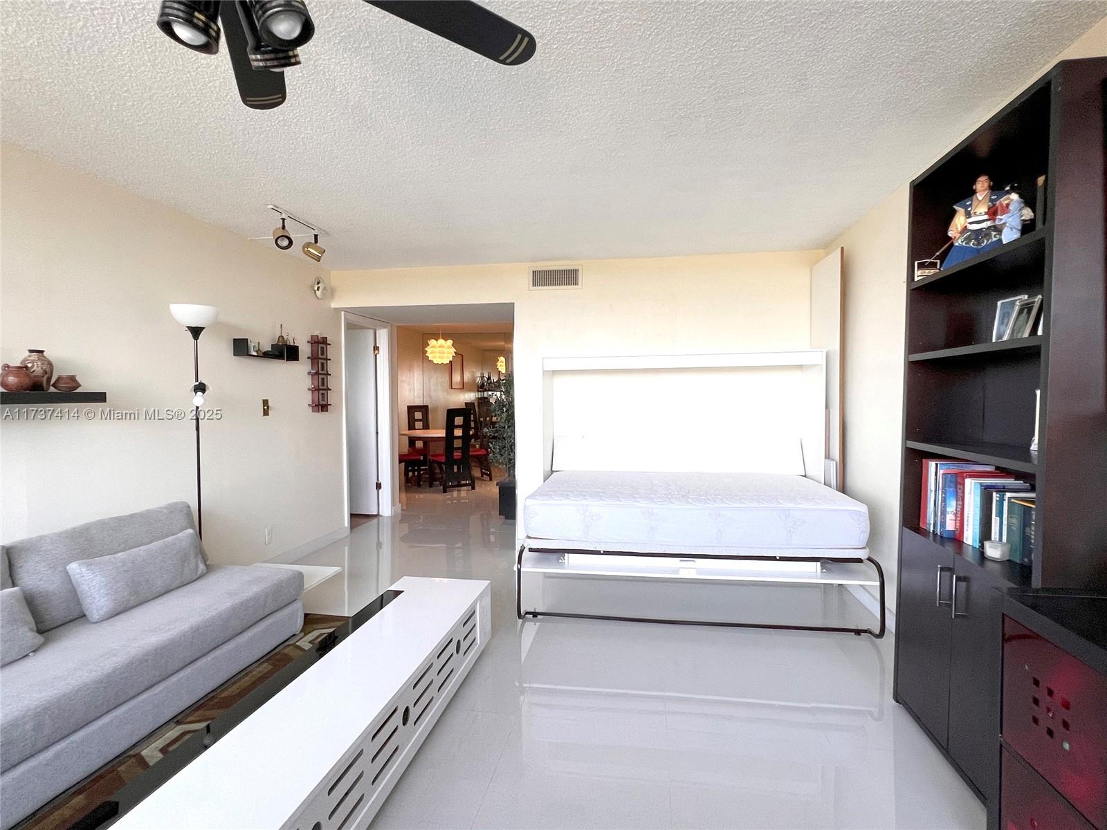 COUNTRY CLUB APTS AT - Residential
