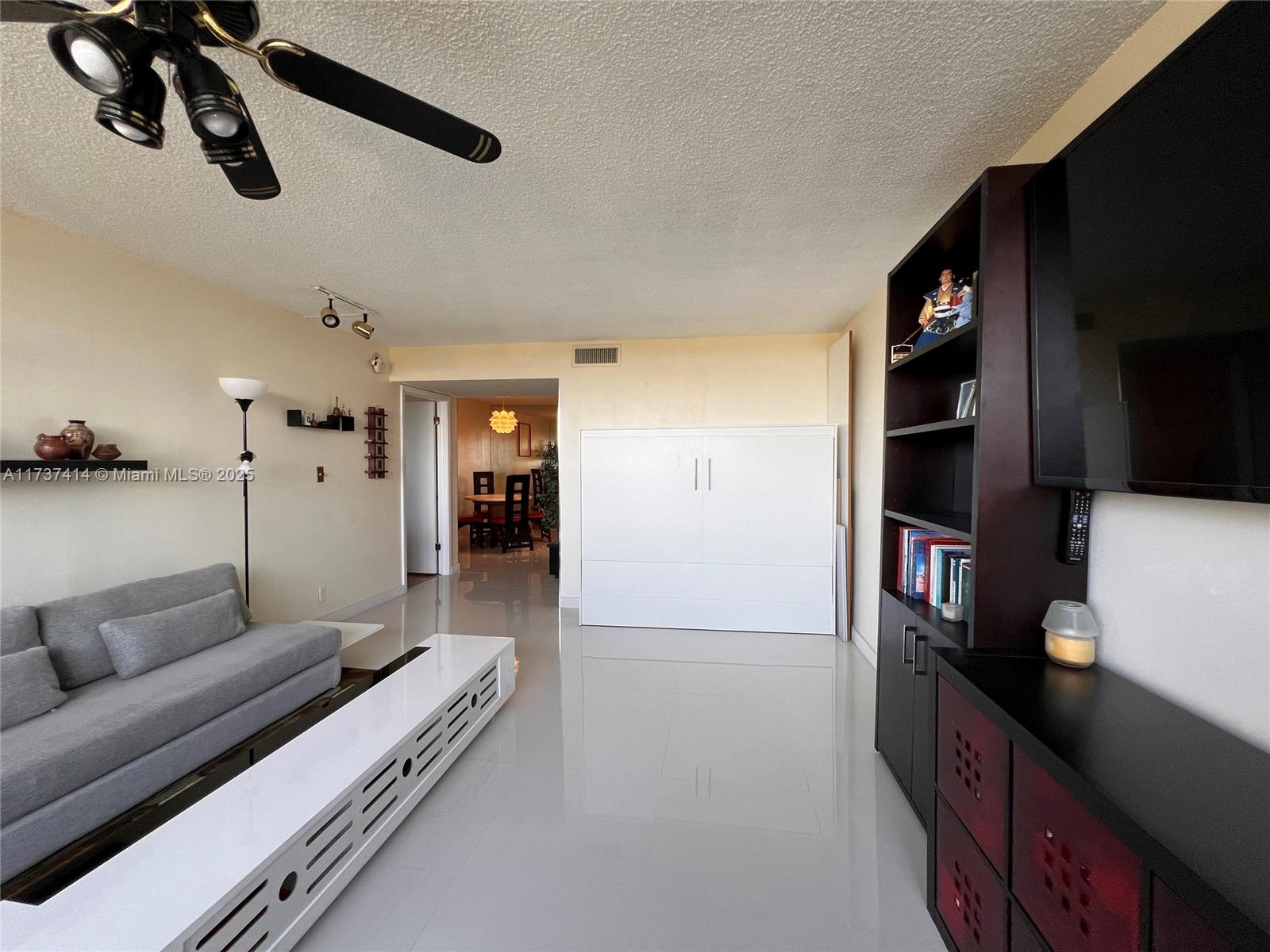 COUNTRY CLUB APTS AT - Residential