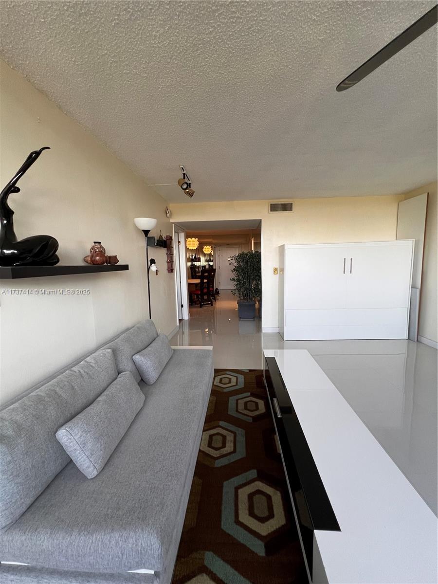 COUNTRY CLUB APTS AT - Residential